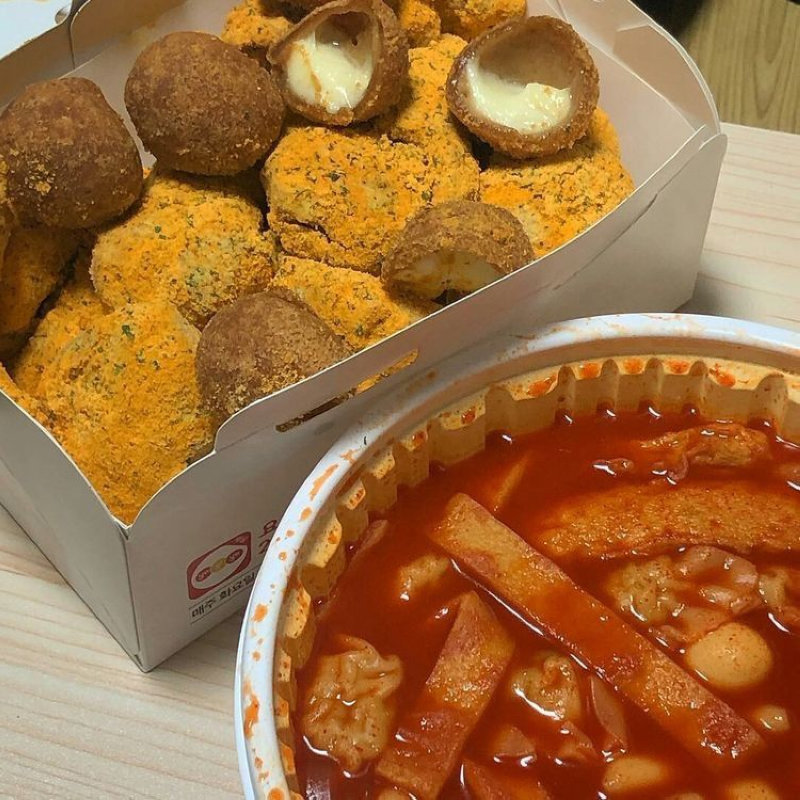 Tokbokki cay nồng và gà sốt phô mai béo ngậy (Nguồn: Internet) Tokbokki cay nồng và gà sốt phô mai béo ngậy (Nguồn: Internet)