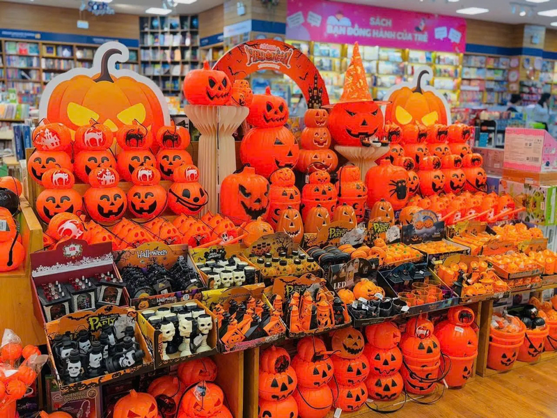 Khách hàng có thể tham khảo các gian hàng tại AEON MALL Tân Phú Celadon để tìm đồ gia dụng, văn phòng phẩm, đồ chơi và phụ kiện trang trí Halloween. (Nguồn: Internet)