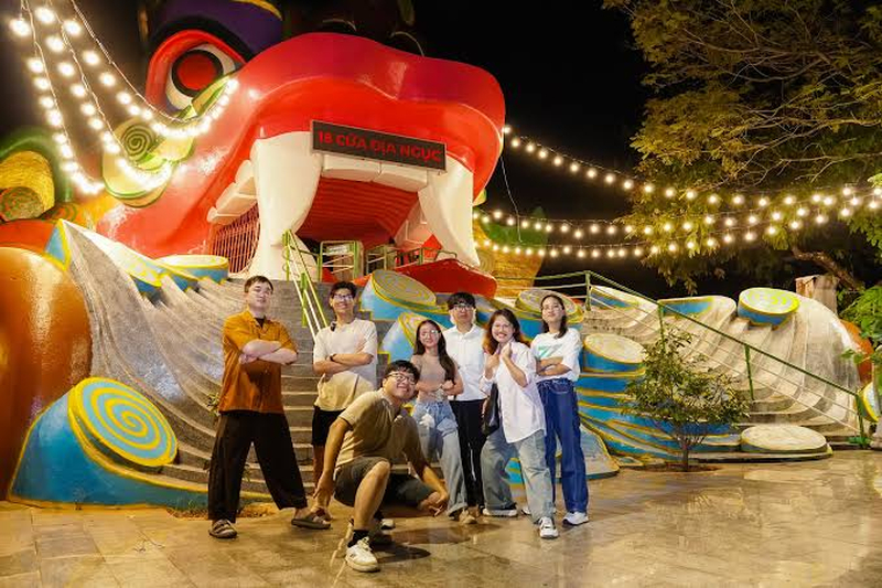 Visitors explore the landmarks and attractions at Suối Tiên Cultural Theme Park. (Source: Internet)