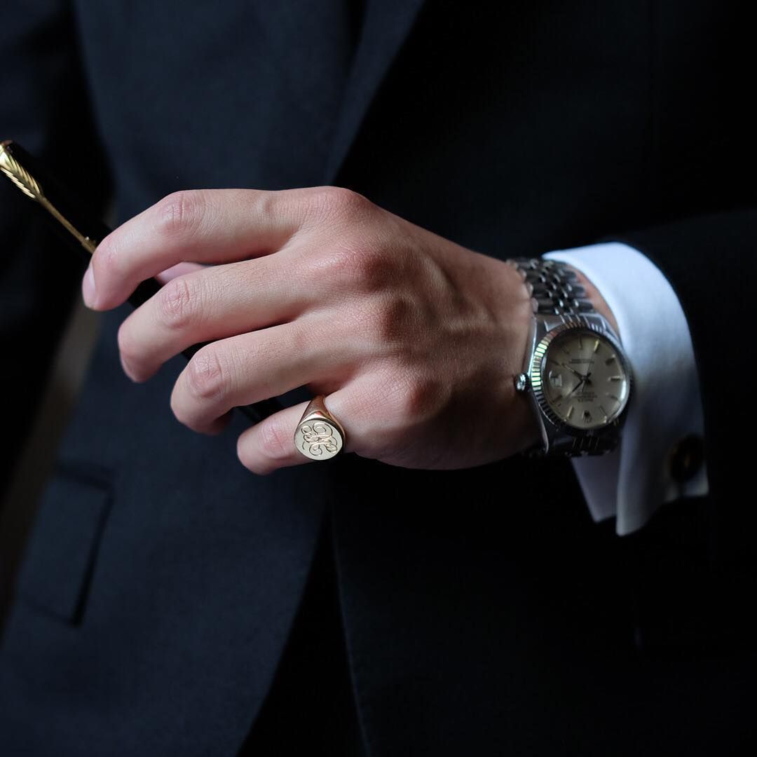 Bạn nên chọn màu sắc và chất liệu nhẫn đồng bộ với phụ kiện để tạo nên một tổng thể hài hòa (Nguồn: Internet) Bạn nên chọn màu sắc và chất liệu nhẫn đồng bộ với phụ kiện để tạo nên một tổng thể hài hòa (Nguồn: Internet)