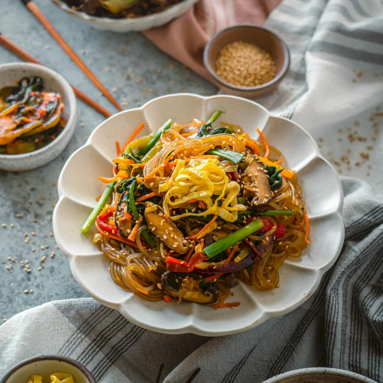 Japchae là món miến xào thập cẩm mang ý nghĩa may mắn và sung túc