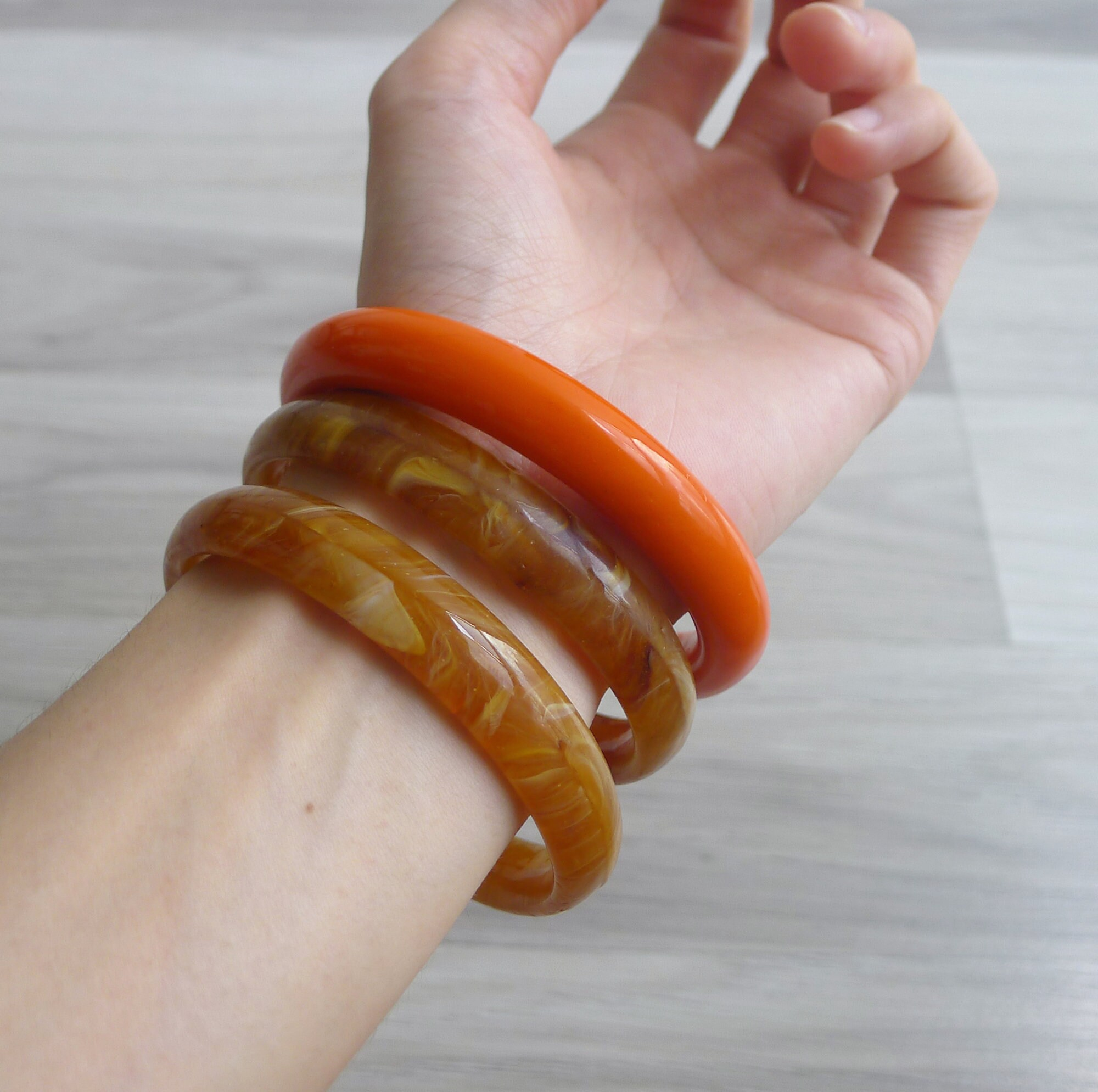 Người mệnh Thuỷ cần tránh đeo những màu thuộc hành Thổ và Hoả vì dễ làm kìm hãm năng lượng (Nguồn: Internet) Người mệnh Thuỷ cần tránh đeo những màu thuộc hành Thổ và Hoả vì dễ làm kìm hãm năng lượng (Nguồn: Internet)