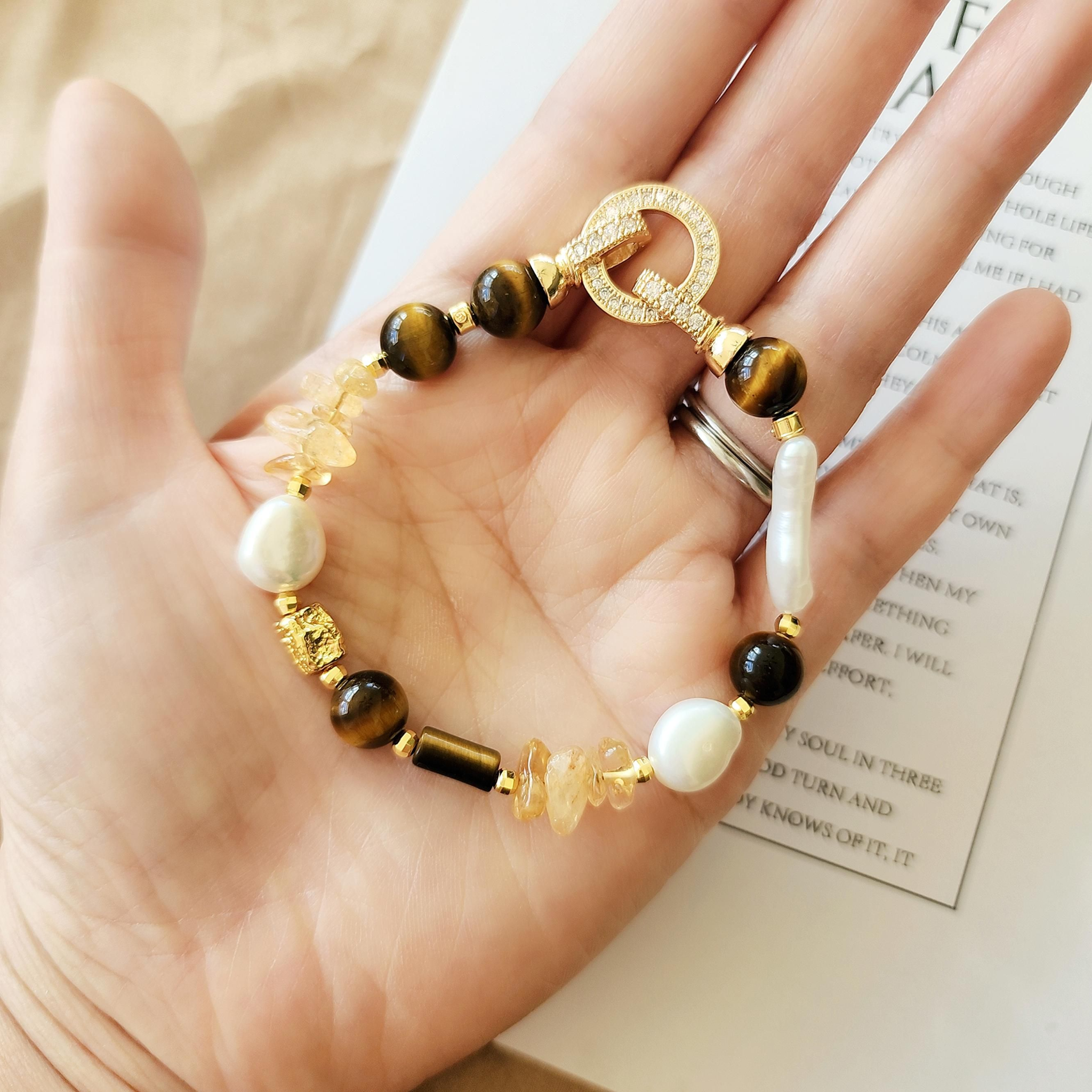 Vòng đá màu nâu đất, vàng đậm (Nguồn: Internet) Vòng đá màu nâu đất, vàng đậm (Nguồn: Internet)