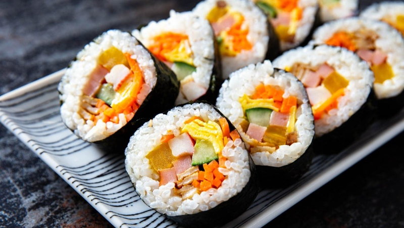 Gimbap, tokbokki và gà rán sốt Hàn Quốc mang đến bữa ăn đậm vị (Nguồn: Internet)