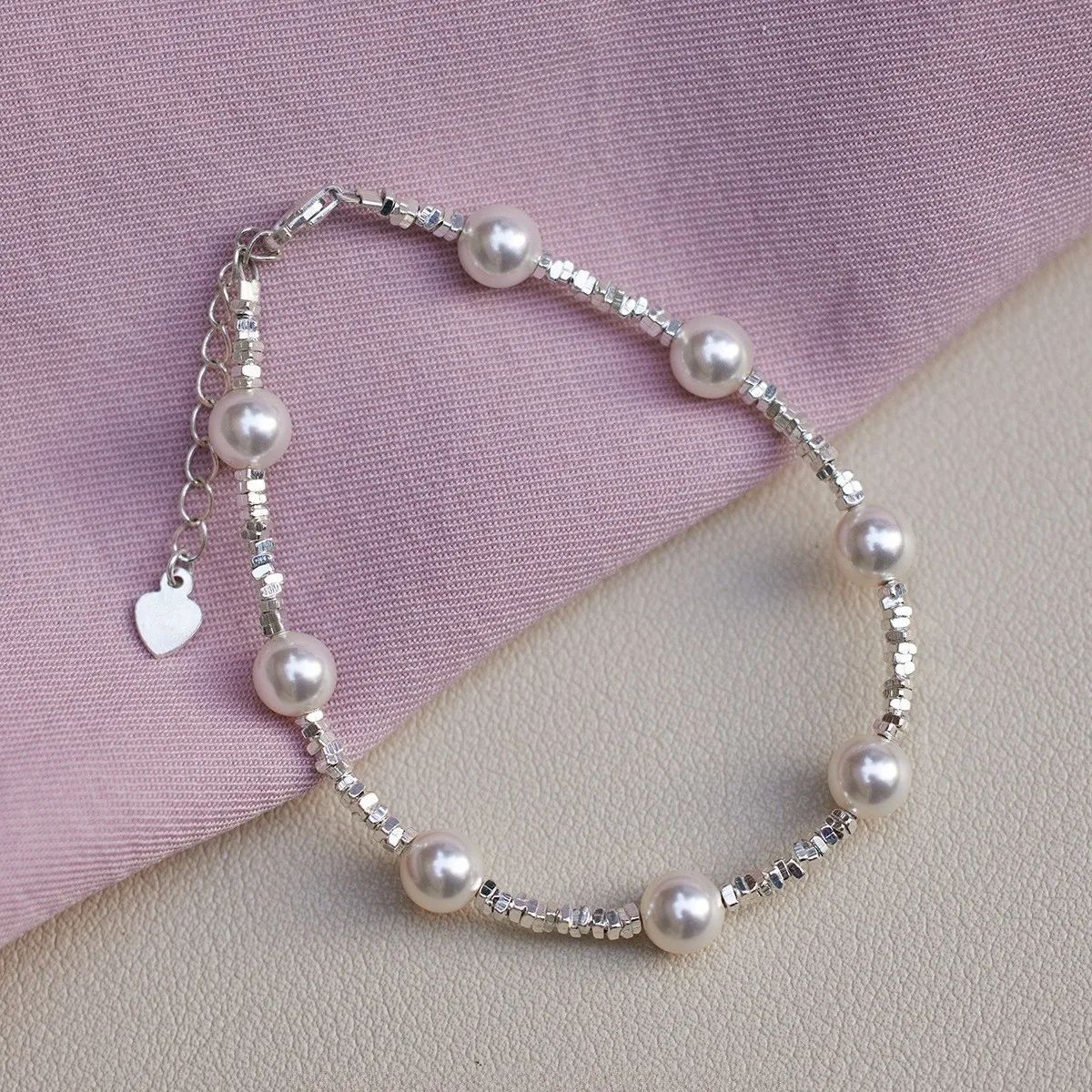 Vòng đá màu xám bạc (Nguồn: Internet) Vòng đá màu xám bạc (Nguồn: Internet)