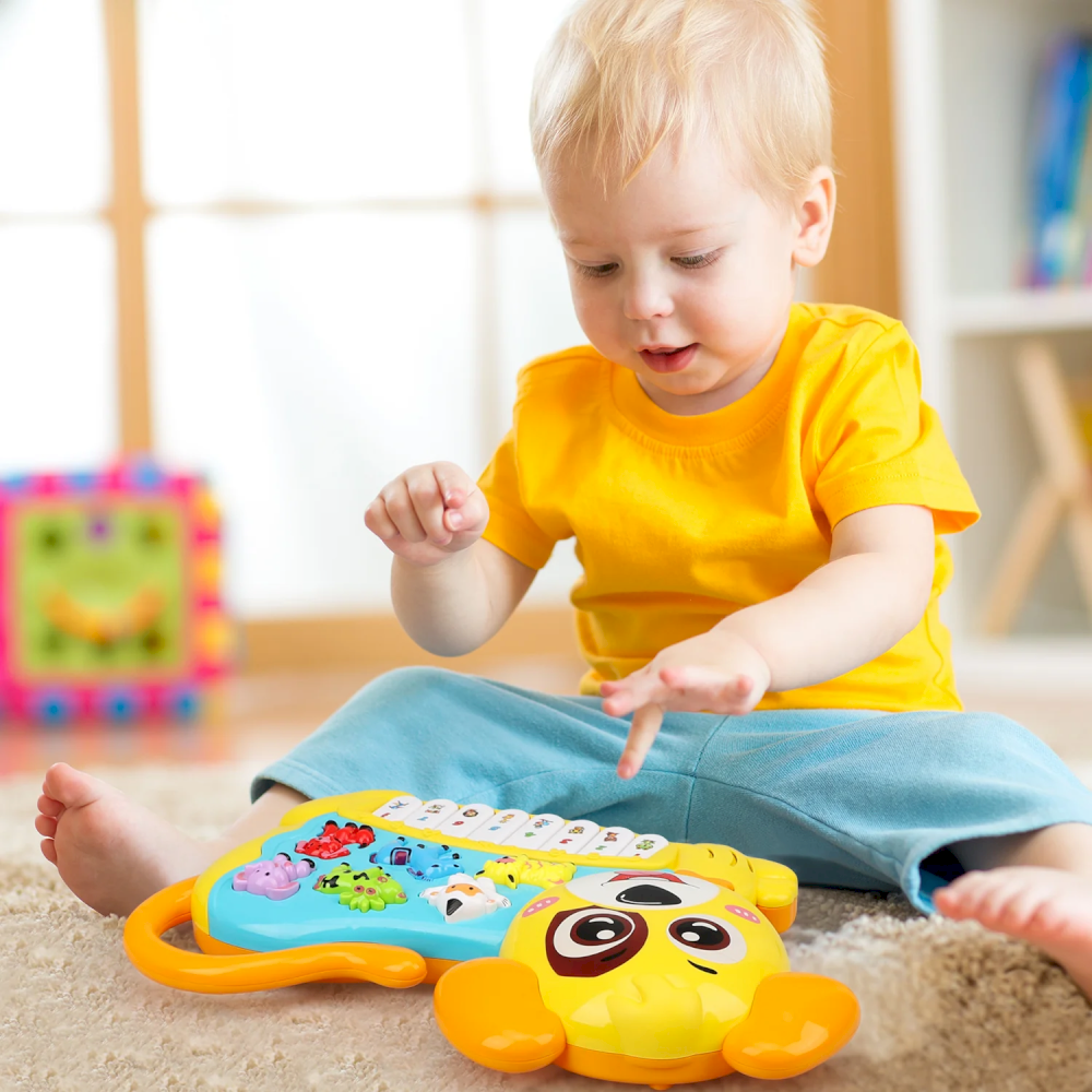 Tặng đồ chơi phát nhạc để kích thích thính giác và phát triển cảm xúc ở trẻ (Nguồn: Internet) Tặng đồ chơi phát nhạc để kích thích thính giác và phát triển cảm xúc ở trẻ (Nguồn: Internet)