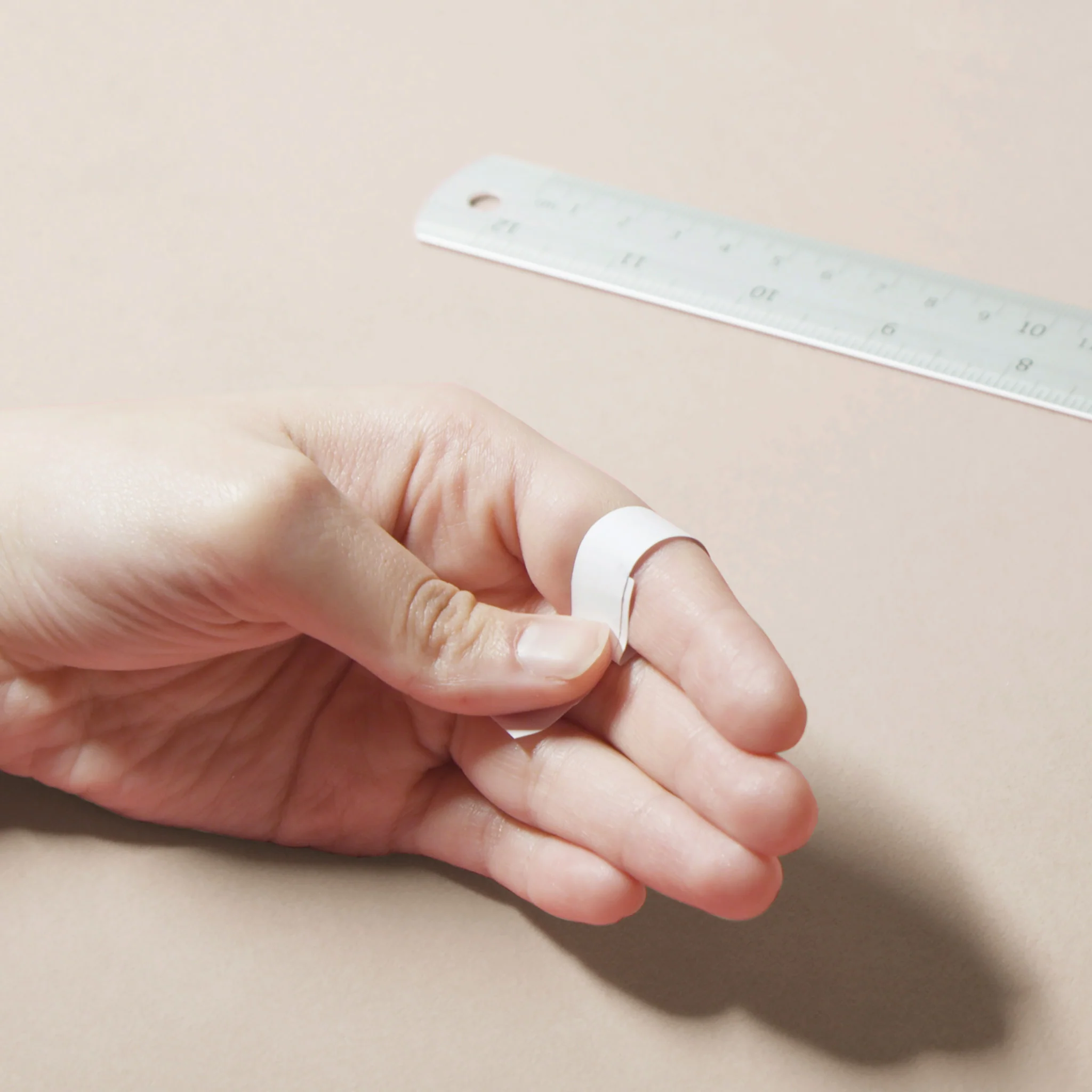 Đo ni tay đeo nhẫn bằng dải giấy mỏng siêu đơn giản (Nguồn: Internet) Đo ni tay đeo nhẫn bằng dải giấy mỏng siêu đơn giản (Nguồn: Internet)