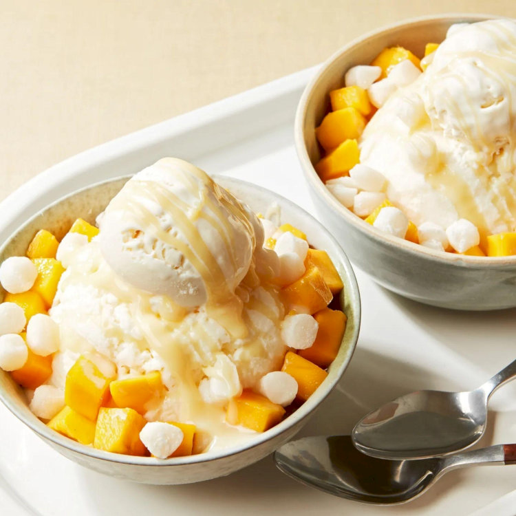 Bingsu là món tráng miệng làm từ đá bào, ăn kèm với các loại topping như đậu đỏ, trái cây, bánh gạo nếp tùy theo sở thích