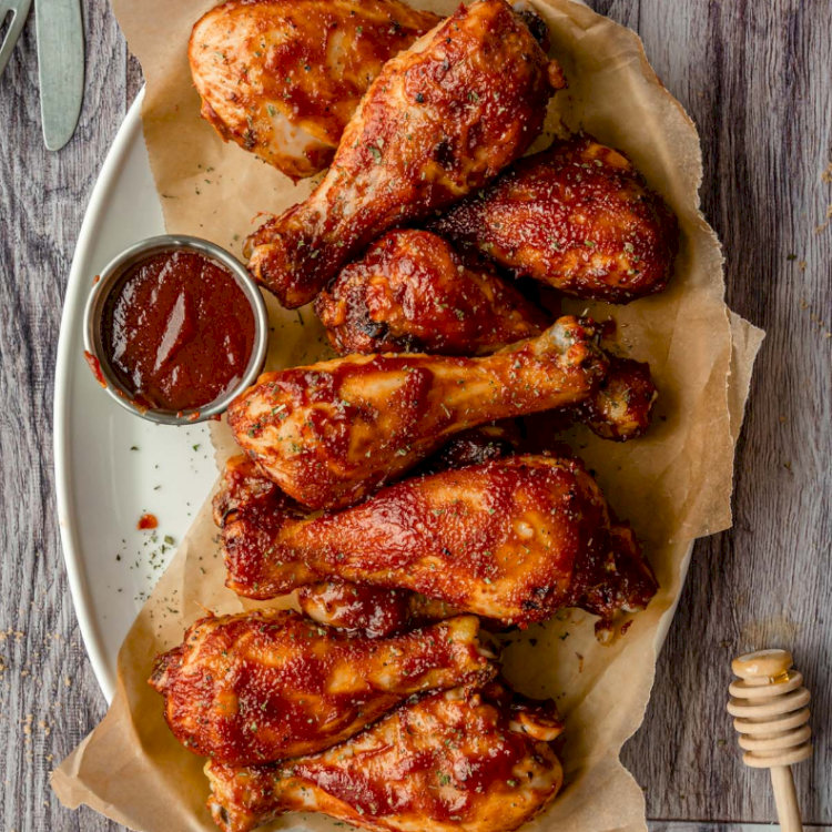 Gà nướng sốt cay hấp dẫn bởi vị cay tê thấm đều gia vị (Nguồn: Internet) Gà nướng sốt cay hấp dẫn bởi vị cay tê thấm đều gia vị (Nguồn: Internet)