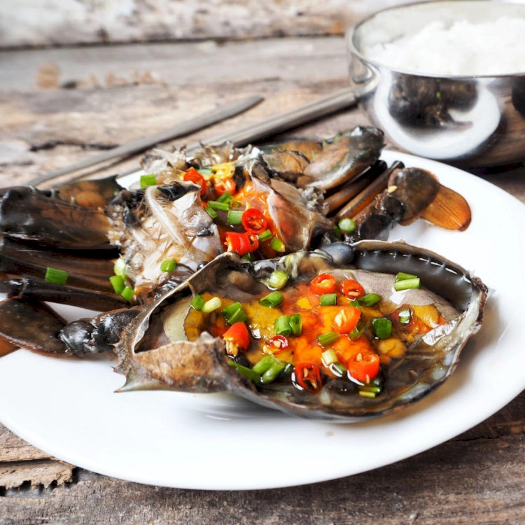 Cua ngâm tương là món ăn có vị béo, đậm đà của thịt và gạch cua, ăn cùng với cơm trắng là chuẩn vị