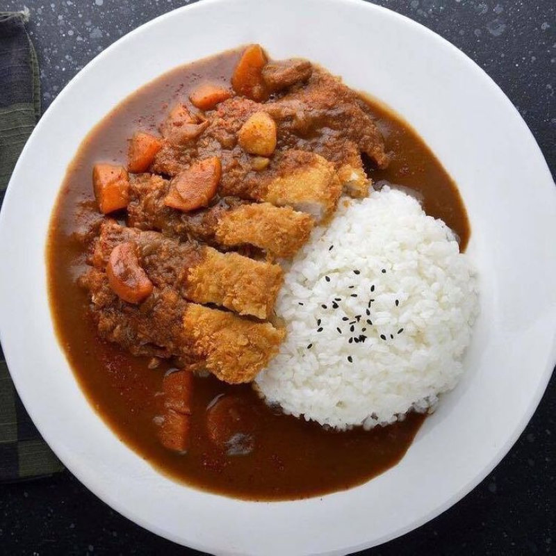 Cơm cà ri Nhật có màu nâu sẫm, được hầm cùng thịt và rau củ (Nguồn: Internet) Cơm cà ri Nhật có màu nâu sẫm, được hầm cùng thịt và rau củ (Nguồn: Internet)