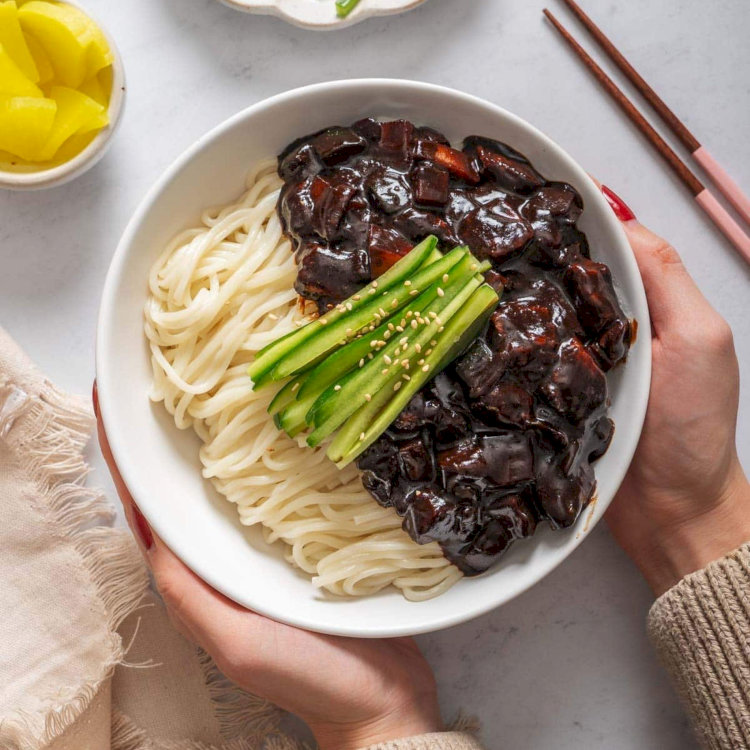 Jajangmyeon là món mì với lớp tương đen Chunjang bắt mắt, ăn kèm với củ cải vàng muối để tăng thêm hương vị
