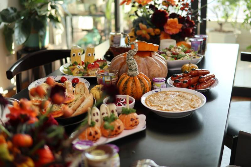 Khu vực “Trick or Treat” được trang trí với túi kẹo, bí ngô và bảng hướng dẫn cho người tham gia. (Nguồn: Internet)