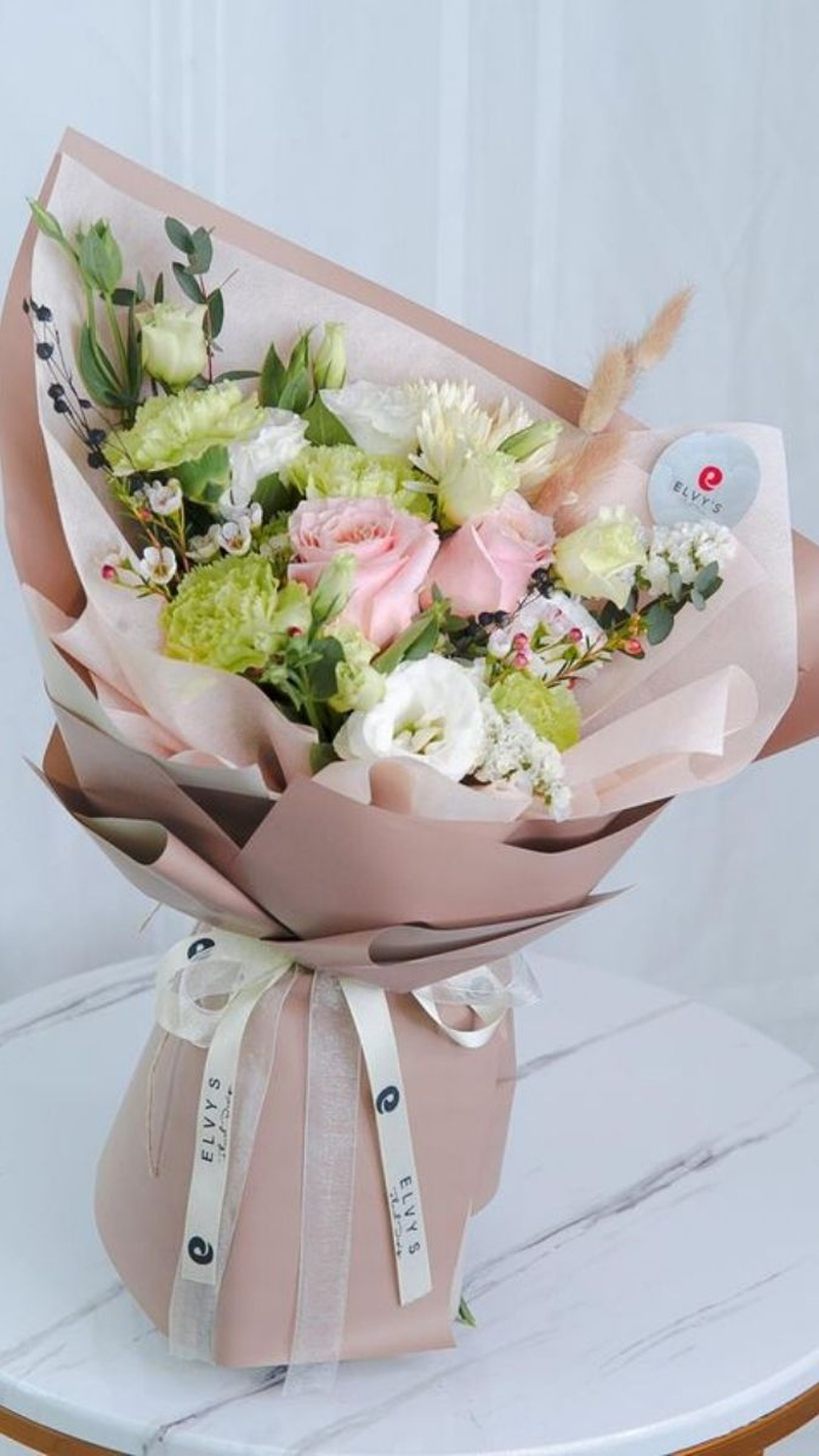 Bó hoa trắng được gói giấy xanh nhạt, tạo cảm giác thanh thoát và tinh khôi. (Nguồn: Internet)