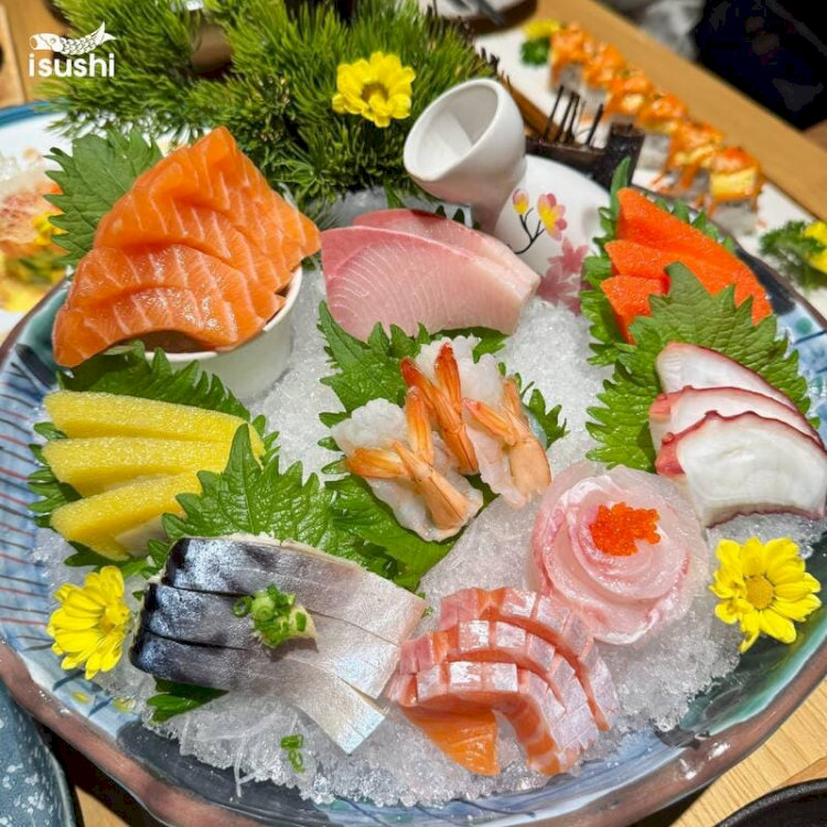 Bạn có thể ăn kèm sashimi kèm wasabi và nước tương để tăng hương vị (Nguồn: iSushi) Bạn có thể ăn kèm sashimi kèm wasabi và nước tương để tăng hương vị (Nguồn: iSushi)