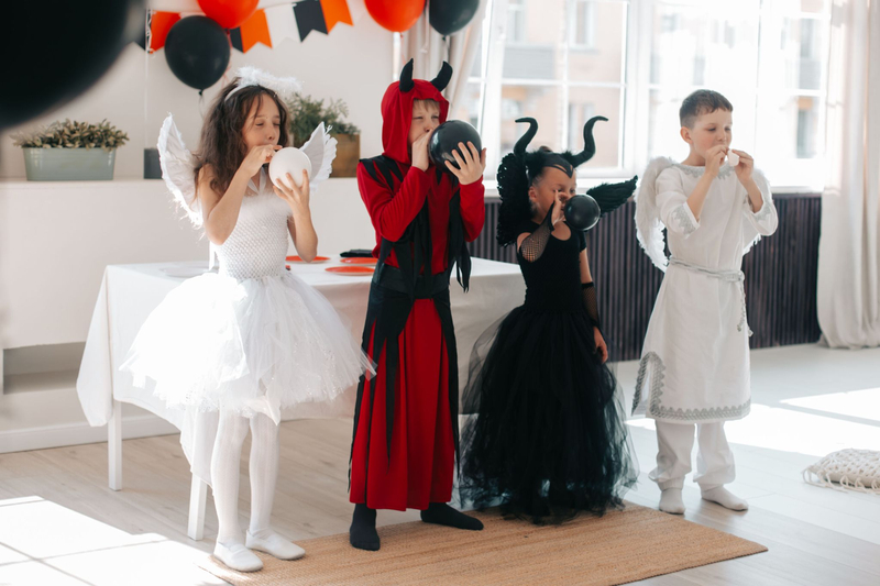 Bảng lớp nổi bật với hình bí ngô, phù thủy và lời chúc Halloween do học sinh cùng thực hiện. (Nguồn: Internet)