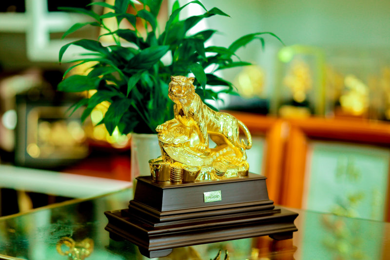 Tượng linh vật mạ vàng sang quý giúp gia tăng uy quyền cho sếp (Nguồn: Internet) Tượng linh vật mạ vàng sang quý giúp gia tăng uy quyền cho sếp (Nguồn: Internet)
