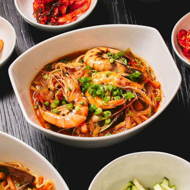 Jjamppong là món mì hải sản nổi tiếng với hương vị cay nồng của nước dùng, kết hợp với nhiều loại hải sản