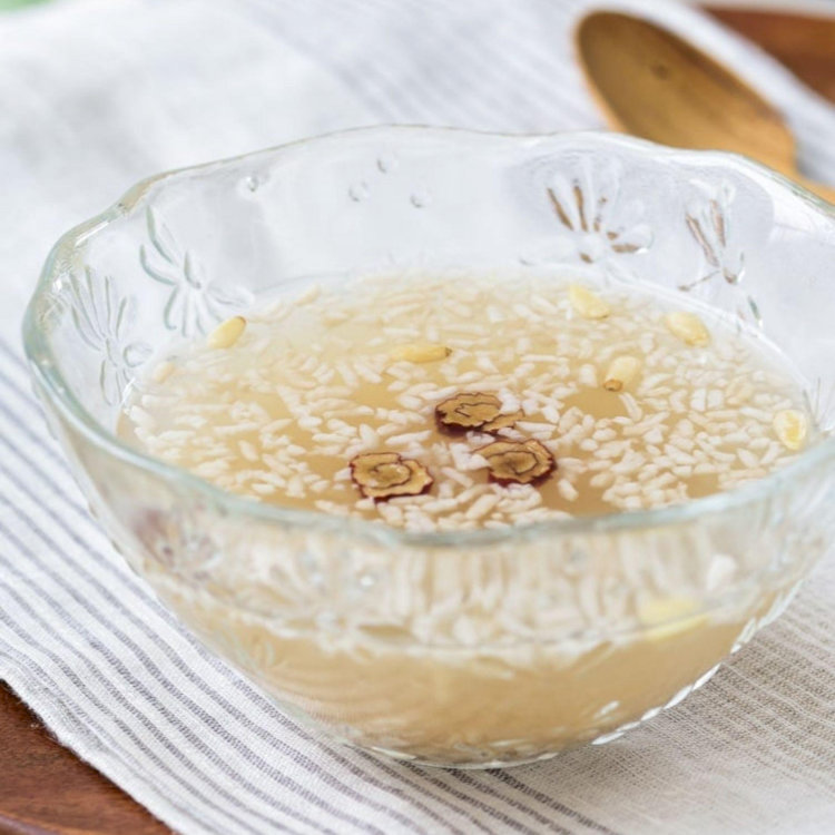 Sikhye là đồ uống truyền thống được làm từ gạo mạch nha với vị ngọt thanh dễ uống