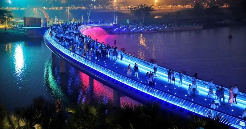 Crescent Lake and Starlight Bridge offer places to walk, enjoy the view and take photos in Phú Mỹ Hưng. (Source: Internet)