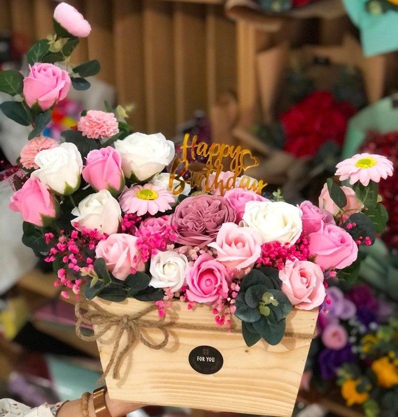 Giỏ hoa hồng phối nhiều sắc độ hồng mang vẻ ngọt ngào, thích hợp làm quà tặng ngày 20/10. (Nguồn: Internet)