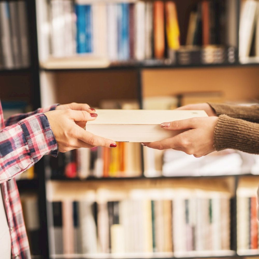 Tặng một quyển sách ý nghĩa là cách tỏ tình nhân văn và sâu sắc (Nguồn: Internet) Tặng một quyển sách ý nghĩa là cách tỏ tình nhân văn và sâu sắc (Nguồn: Internet)