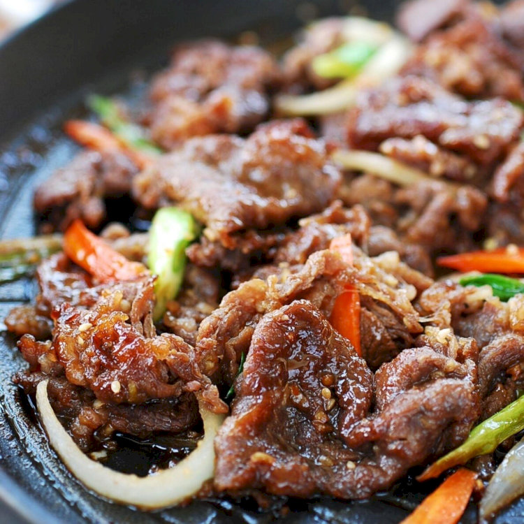 Bulgogi là món thịt bò thái mỏng ướp sốt đậm đà, sau đó mang đi nướng hoặc xào trên chảo gang