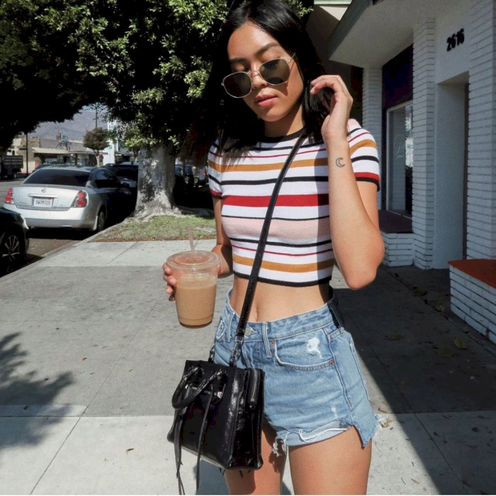 Áo croptop và quần short jean mang đến vẻ trẻ trung, năng động (Nguồn: Internet)