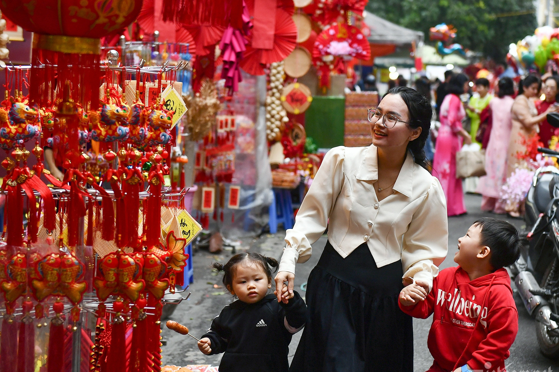 Sắm Tết để khởi đầu cho một năm mới sung túc (Nguồn: Internet) Sắm Tết để khởi đầu cho một năm mới sung túc (Nguồn: Internet)