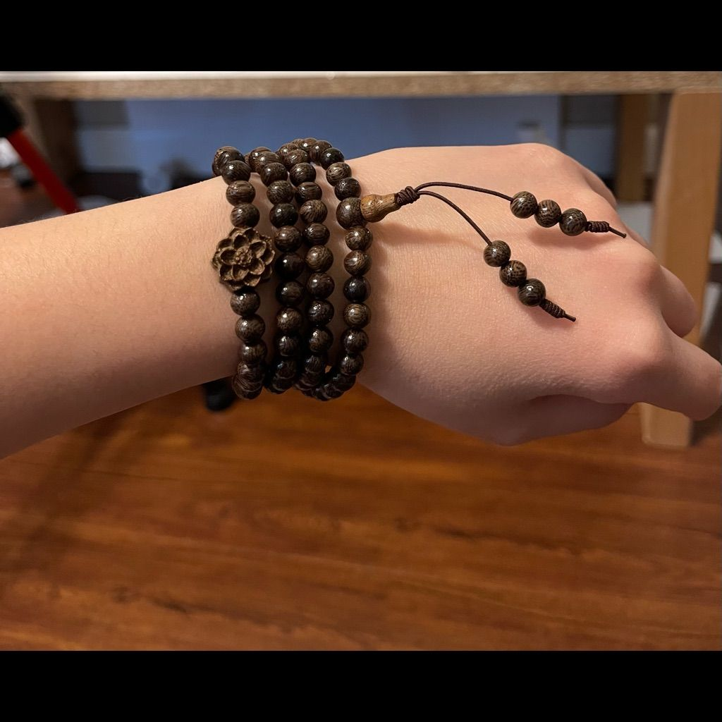 Phụ nữ đeo vòng trầm tay trái giúp thu hút tài lộc, quý nhân và sự may mắn (Nguồn: Internet)