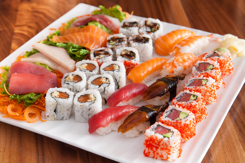 Sushi, sashimi và tempura được bày trên bàn ăn đậm phong cách Nhật Bản (Nguồn: Internet)