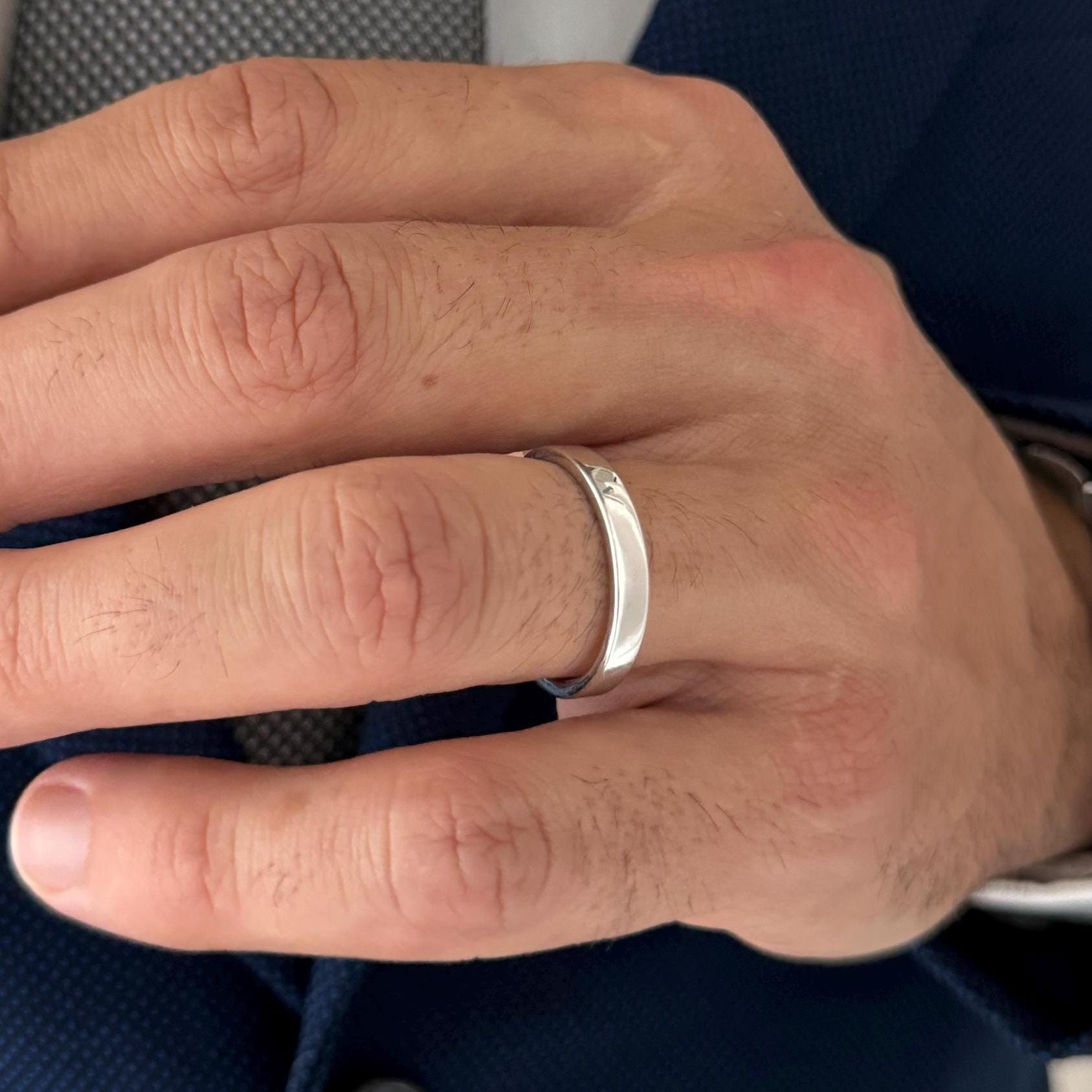 Nam giới cần chọn lựa mẫu nhẫn phù hợp với bàn tay để tôn lên vẻ nam tính (Nguồn: Internet) Nam giới cần chọn lựa mẫu nhẫn phù hợp với bàn tay để tôn lên vẻ nam tính (Nguồn: Internet)