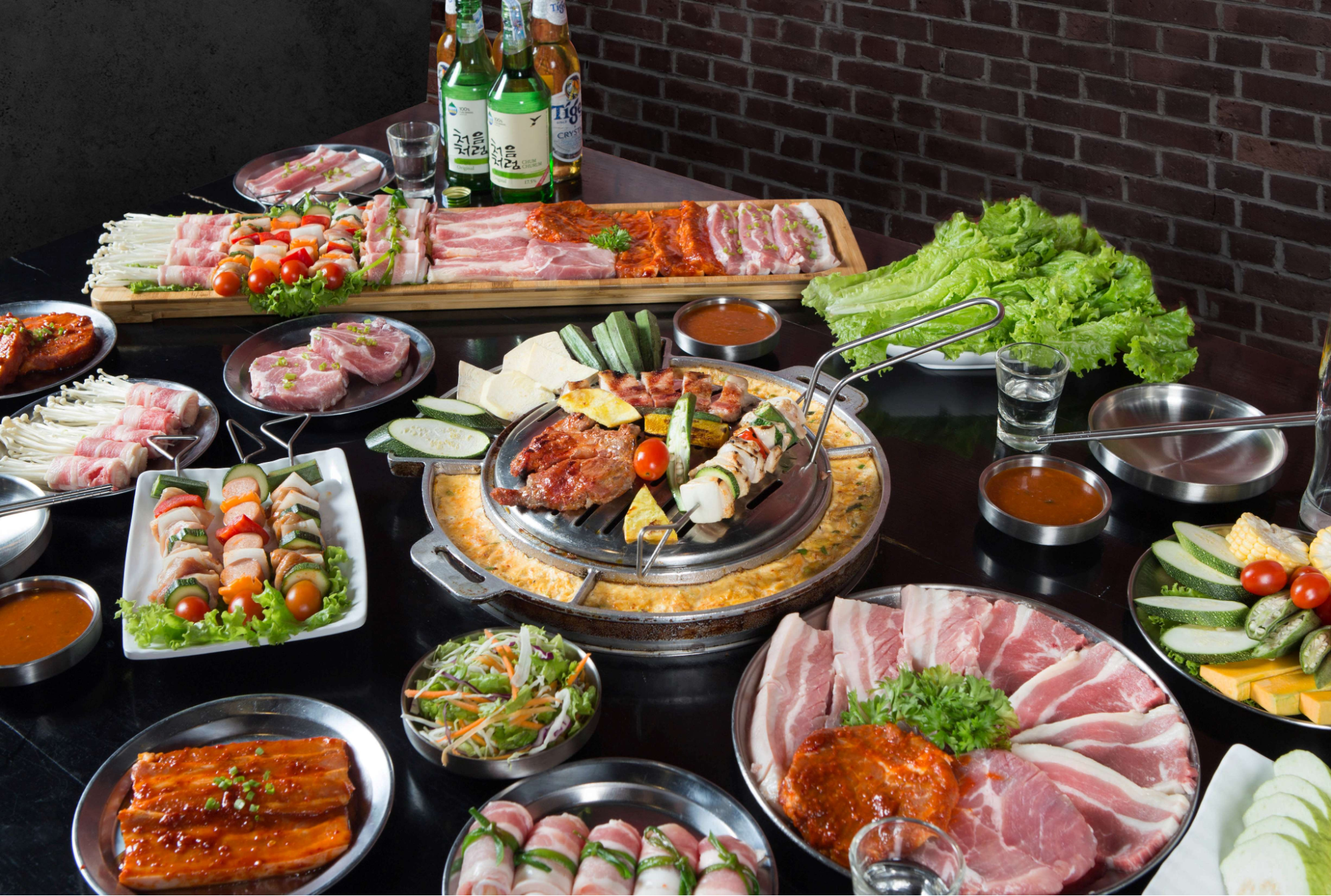 Bàn nướng thùng phi và những chai rượu Soju tại Buk Buk (Nguồn: Internet) Bàn nướng thùng phi và những chai rượu Soju tại Buk Buk (Nguồn: Internet)