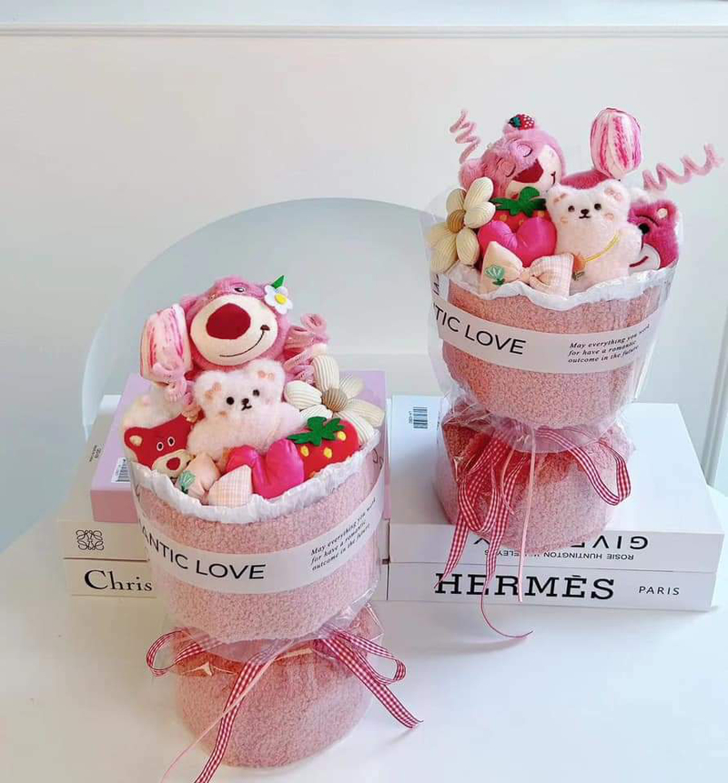 Những bó quà tạo hình từ thú bông và bánh kẹo là gợi ý mới lạ dành tặng người thân, bạn bè. (Nguồn: Internet)