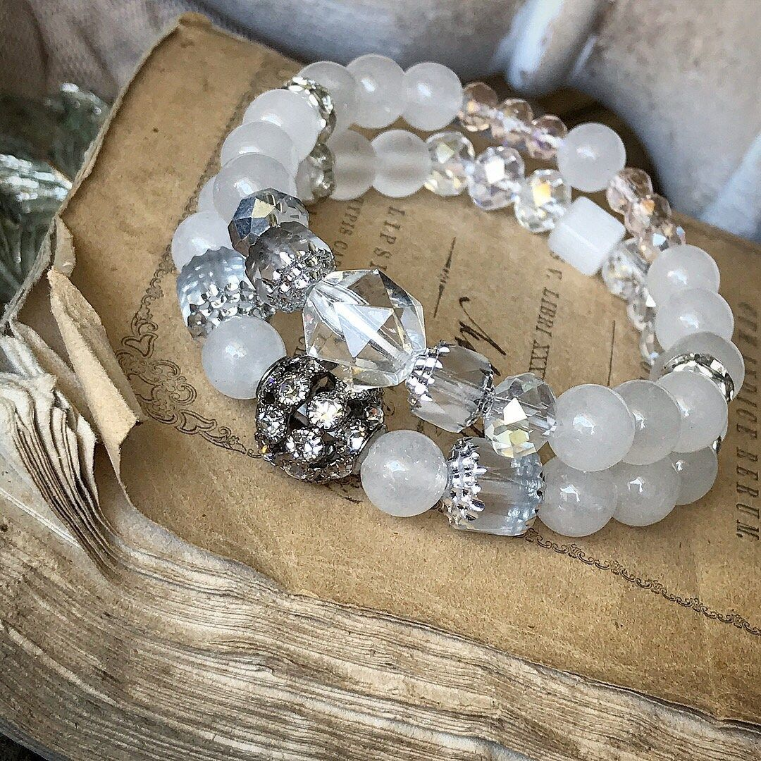 Mệnh Mộc cần hạn chế đeo vòng màu trắng - xám - bạc (Nguồn: Internet)