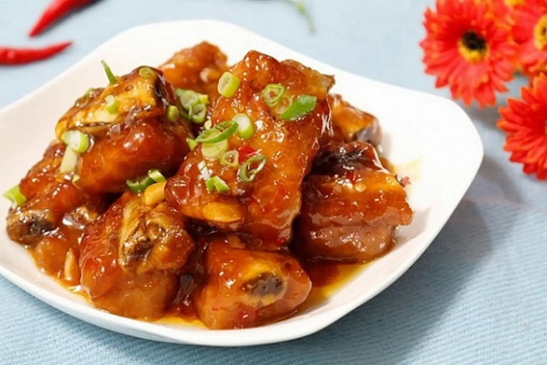 Sườn xào chua ngọt bắt mắt kích thích vị giác, cân bằng hoàn hảo với salad cà chua tươi mát (Nguồn: Internet)