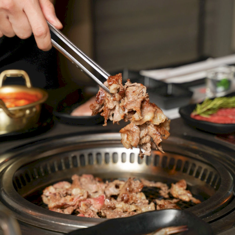 Ba chỉ bò nướng mang hương vị béo thơm và độ mềm mọng đặc trưng (Nguồn: Internet) Ba chỉ bò nướng mang hương vị béo thơm và độ mềm mọng đặc trưng (Nguồn: Internet)