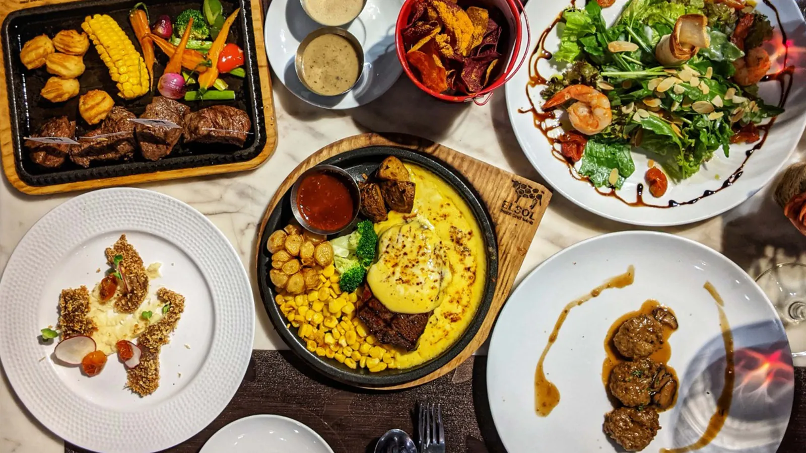 Tận hưởng steak ngon và salad bar phong phú trong không gian ấm cúng tại Elsol Meat & Wine. (Nguồn: Internet)