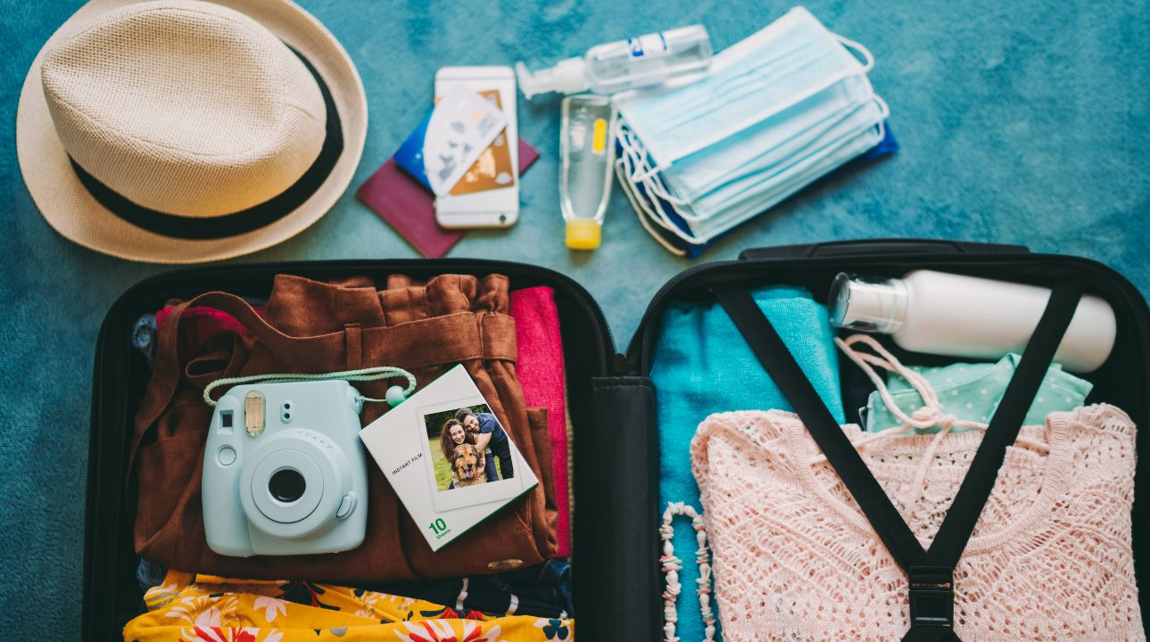 Chuẩn bị một số đồ đạc cần thiết cho chuyến đi du lịch sáng đi chiều về (Nguồn: Internet)