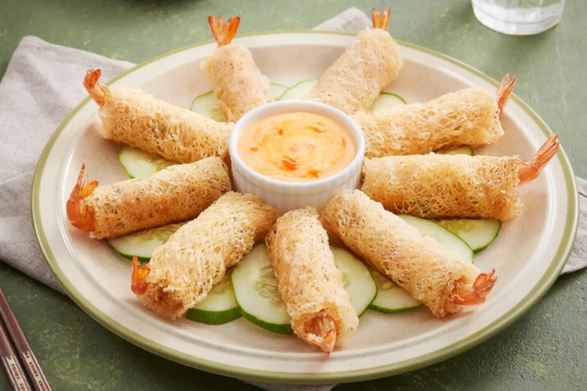 Đổi vị ngày hè với món chả giò rế giòn tan ăn kèm rau sống tươi xanh và bún mềm mại (Nguồn: Internet)