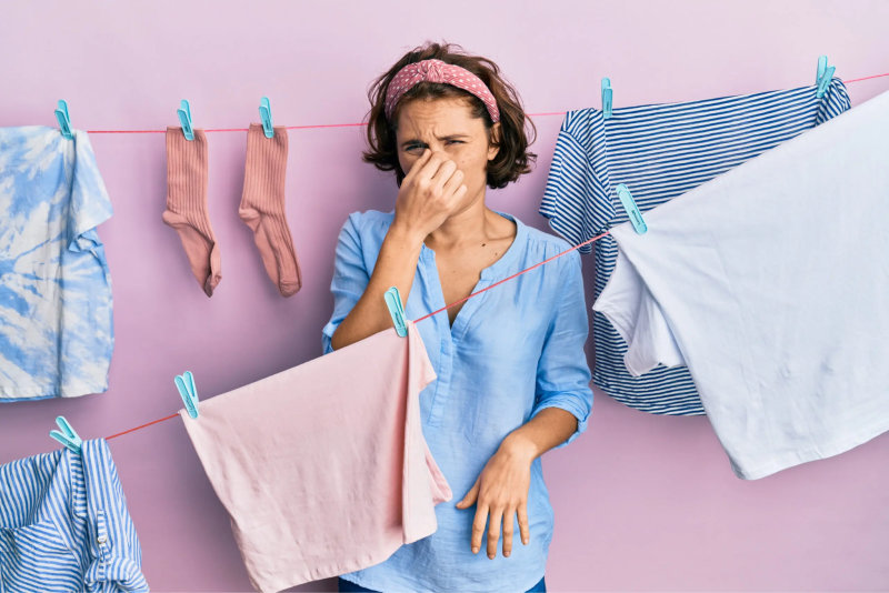 Nên bỏ quần áo nếu mùi ẩm nồng dai dẳng (Nguồn: Internet) Nên bỏ quần áo nếu mùi ẩm nồng dai dẳng (Nguồn: Internet)