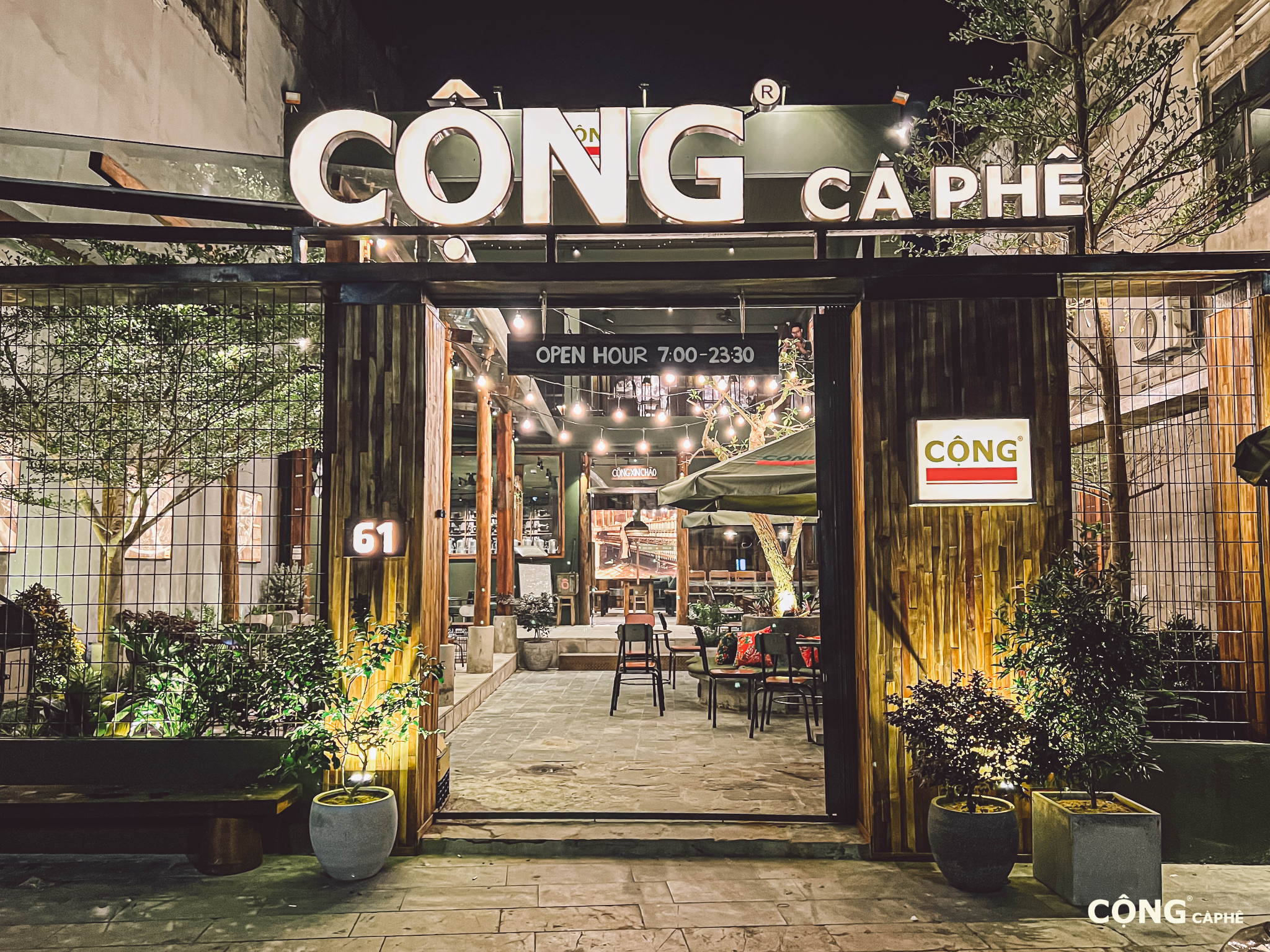 Không gian nhuốm màu thời gian đặc trưng giúp Cộng Cà Phê thu hút tệp khách hàng yêu nghệ thuật (Nguồn: Internet)