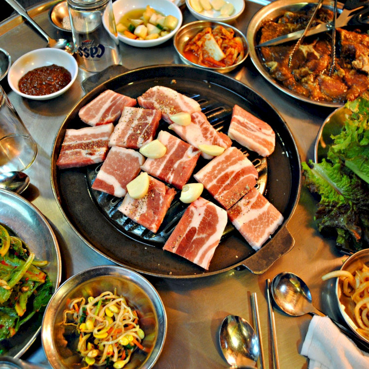 Samgyeopsal là món thịt ba chỉ nướng quen thuộc với các tín đồ yêu thích ẩm thực Hàn Quốc
