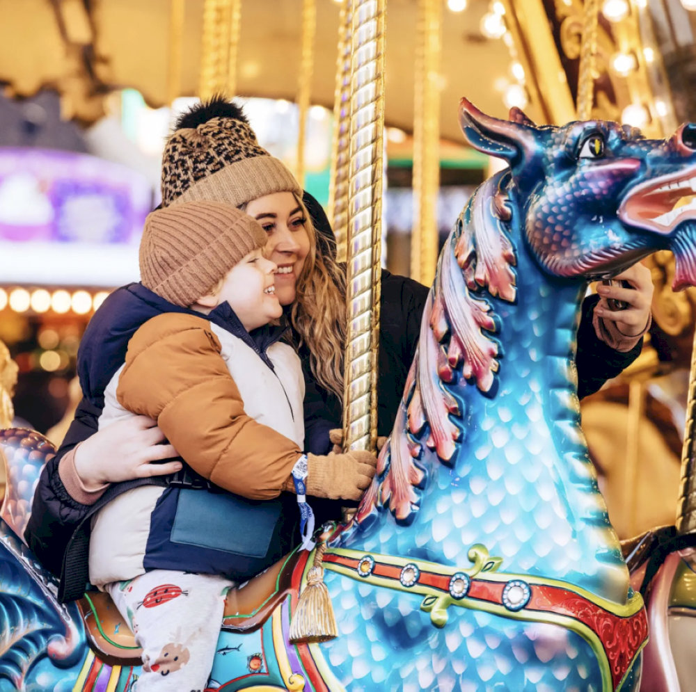 Dẫn bé đi khu vui chơi nhân dịp Noel cuối năm (Nguồn: 