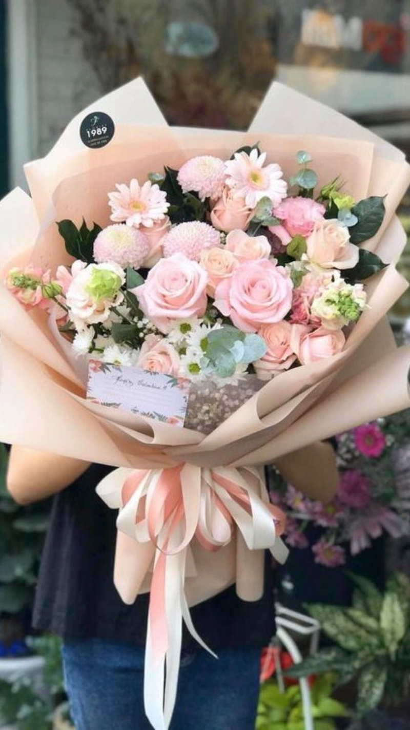 Bó hoa hồng pastel kết hợp cúc và hoa nhỏ tạo vẻ tươi tắn, phù hợp làm quà tặng dịp 20/10. (Nguồn: Internet)