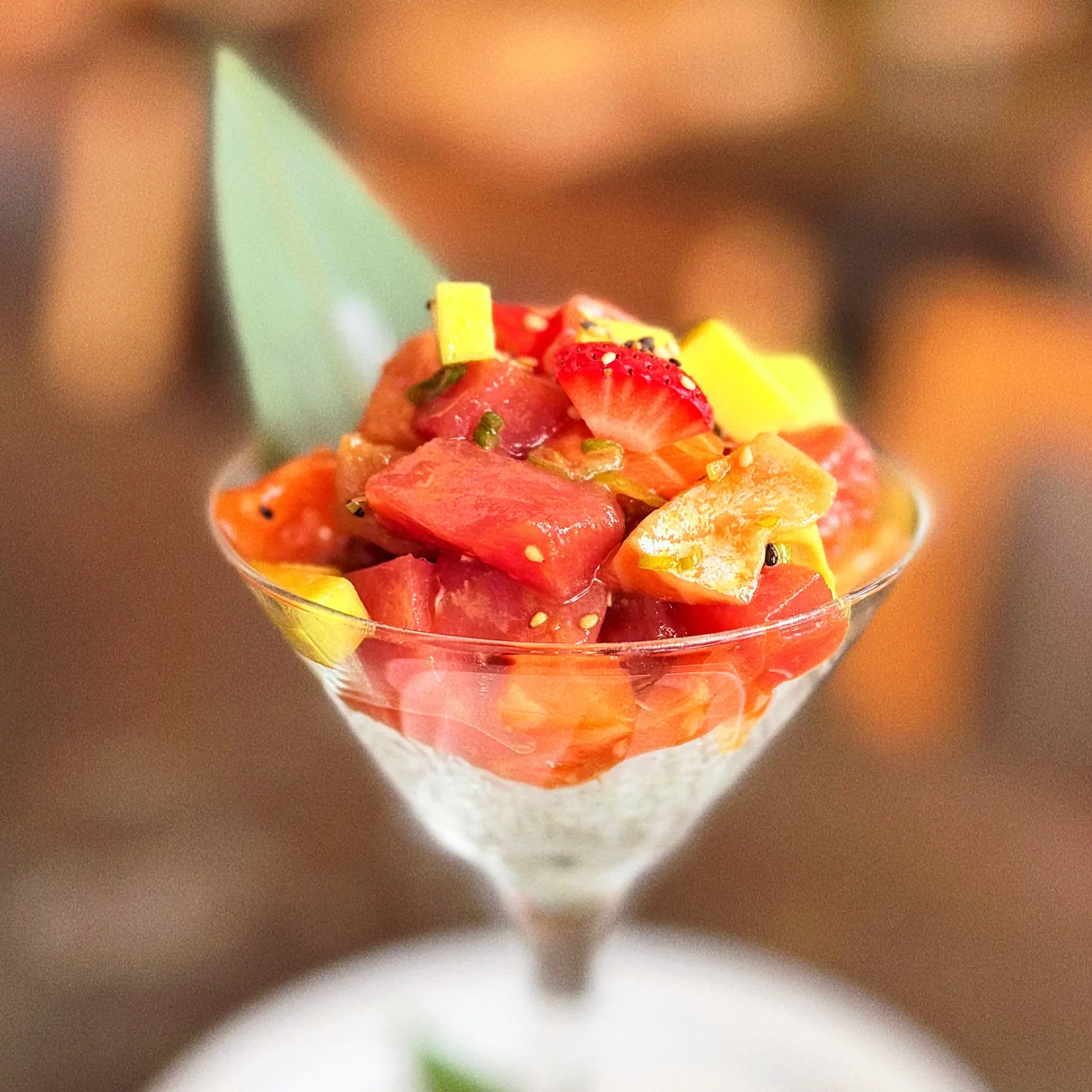Rau củ và salad thanh mát, cân bằng hương vị cho toàn bộ bữa ăn. (Nguồn: Internet)