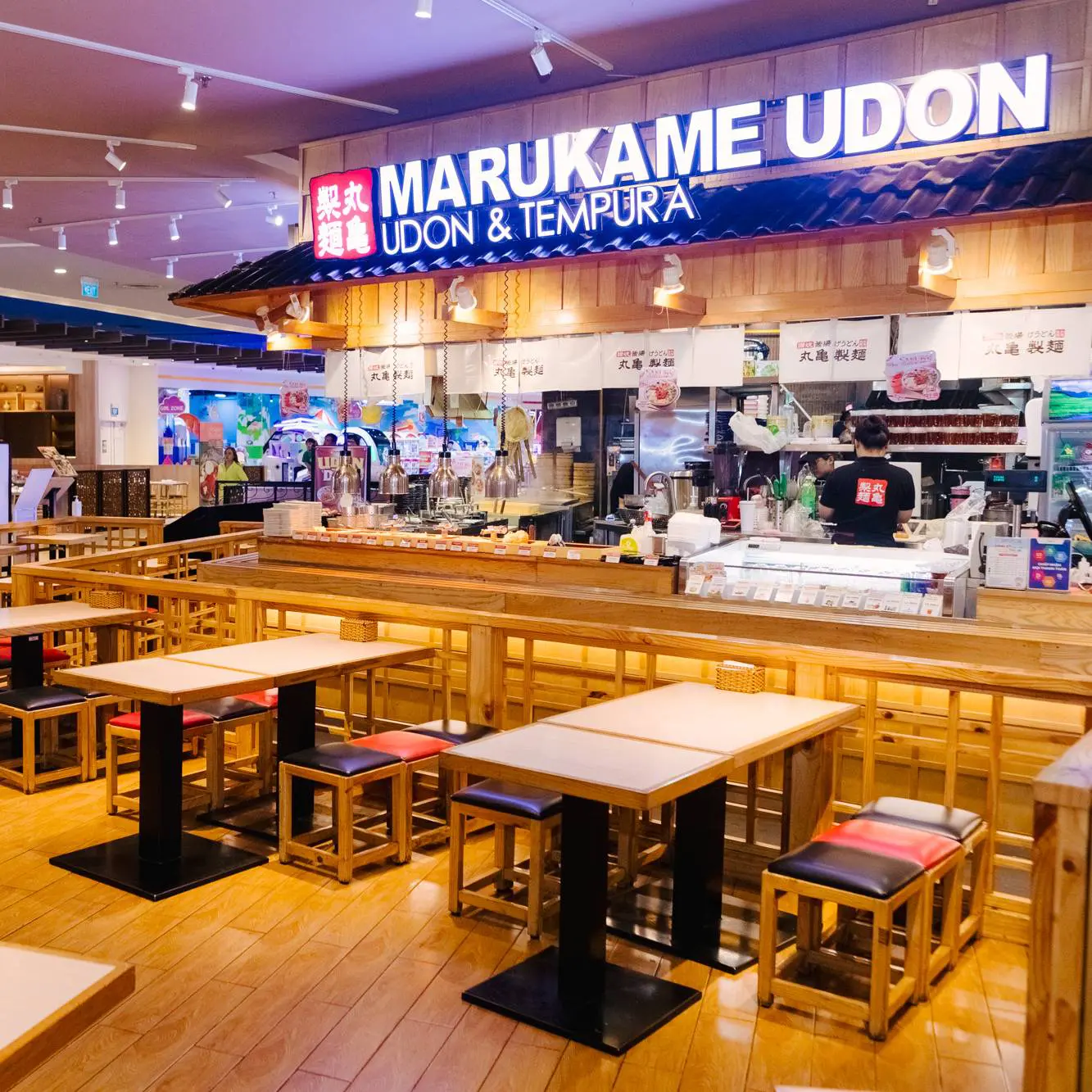 Quy trình chế biến mì tươi thủ công ngay tại quầy của Marukame Udon (Nguồn: Internet) Quy trình chế biến mì tươi thủ công ngay tại quầy của Marukame Udon (Nguồn: Internet)