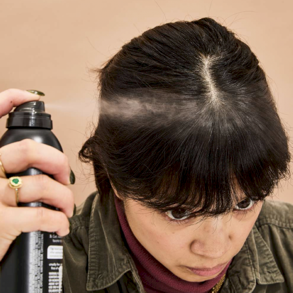 Xịt bảo vệ tóc trước khi ra ngoài (Nguồn: Internet) Xịt bảo vệ tóc trước khi ra ngoài (Nguồn: Internet)