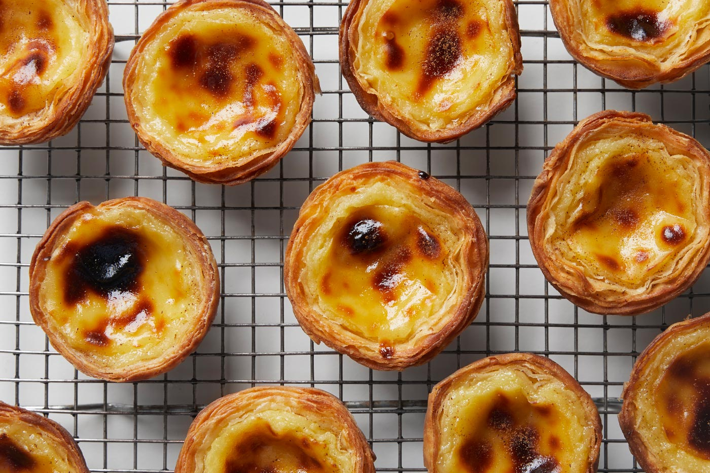 Bánh trứng Egg Tart và các món ăn kèm đặc trưng làm tăng thêm hương vị cho bữa tiệc gà (Nguồn: Internet) Bánh trứng Egg Tart và các món ăn kèm đặc trưng làm tăng thêm hương vị cho bữa tiệc gà (Nguồn: Internet)