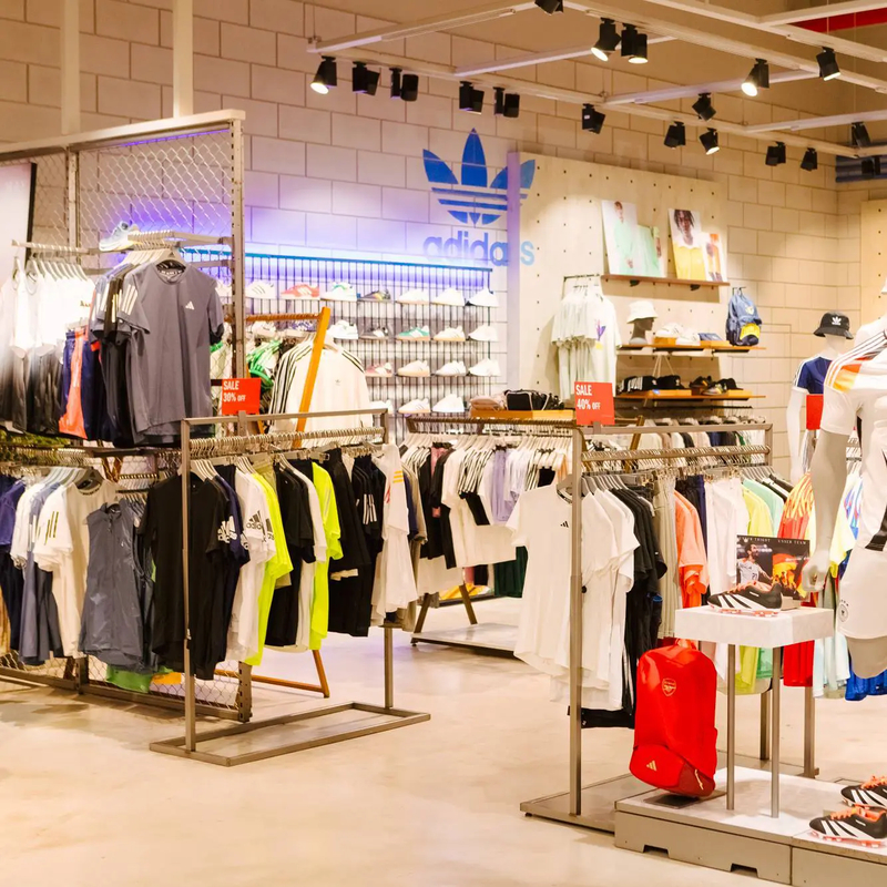 Adidas AEON MALL Tân Phú Celadon là điểm mua sắm quen thuộc của nhiều tín đồ thể thao. (Nguồn: Internet) Adidas AEON MALL Tân Phú Celadon là điểm mua sắm quen thuộc của nhiều tín đồ thể thao. (Nguồn: Internet)